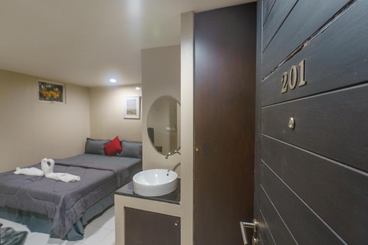 Cheqinn Bed Sukhumvit 4 Nana Plaza Bangkok Exterior foto